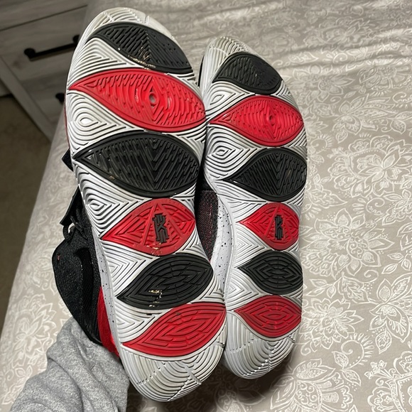 Kyrie 5 bred - Picture 5 of 6